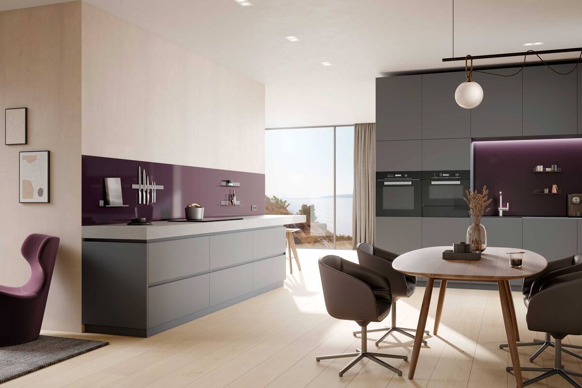 Die Küchenrückwände aus glasiertem Titanstahl von Schmidlin sind widerstandsfähig, hygienisch und magnetisch. Damit finden eine magnetische Messerleiste aber auch Ablagen für Gewürze, Handy oder Tablet sicheren Halt an der Wand. Schmidlin.