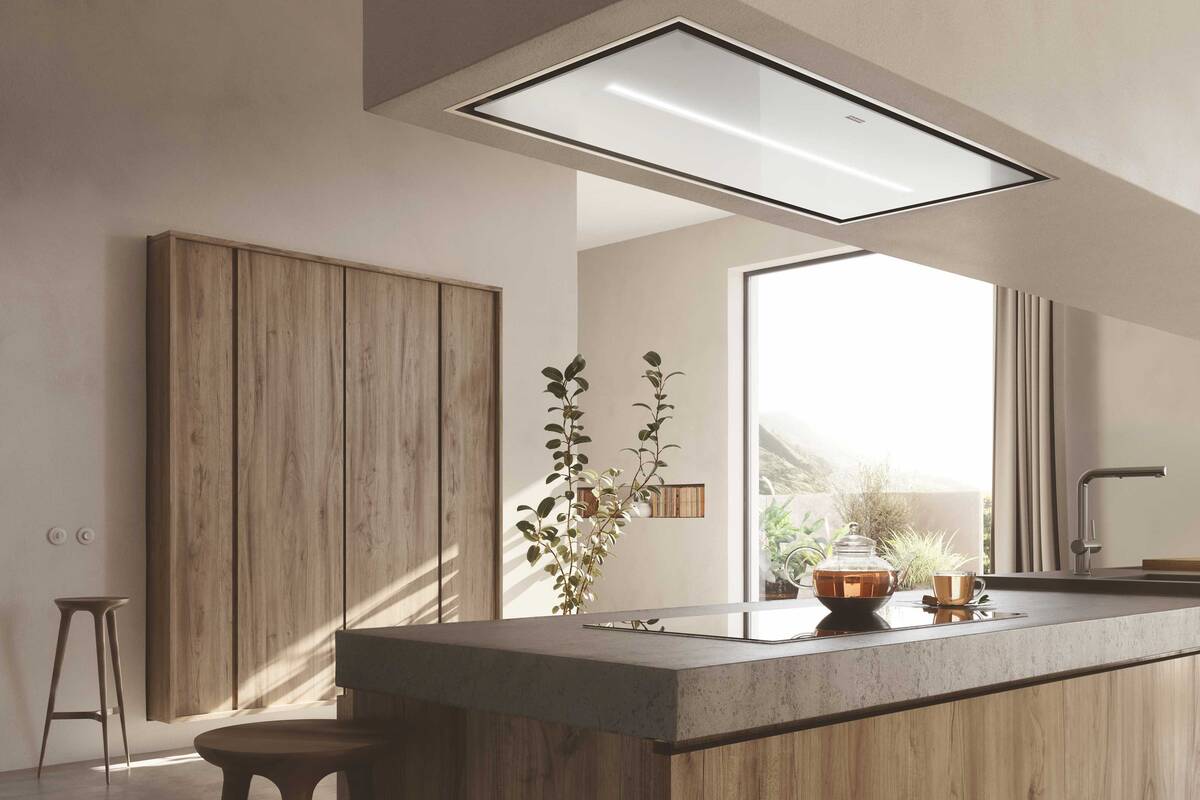 «Mythos Air Hub» vereint zwei Funktionen: Als klassische Abzugshaube saugt sie den Kochdunst ab und dank eines zweiten, separaten Luftstroms und zwei speziellen UV-C-Lampen neutralisiert sie bis zu 99,99% der Bakterien und Viren. Franke Küchentechnik AG.