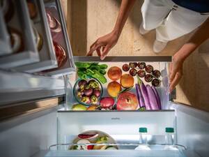 Die «BioFresh»-Technologie ermöglicht, dass bei einer Temperatur knapp über 0° C und der idealen Luftfeuchtigkeit Obst und Gemüse einen perfekten Lagerplatz haben. Es gibt auch eine «BioFresh-Plus»-Schublade, die auf eine Temperatur von -2° C eingestellt werden kann – optimal für Fisch und Meeresfrüchte. Liebherr.