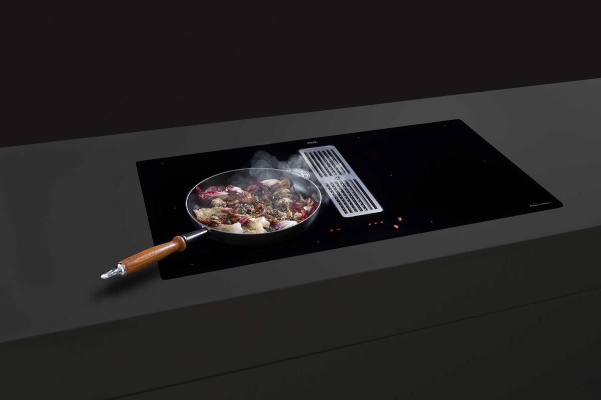 Die Induktion beim Modell «Basic» verfügt über eine Brückenfunktion für grosse Bräter oder eine Grillplatte, über eine automatische Topferkennung sowie über eine automatische Lüftersteuerung. ERGE Schweiz AG.