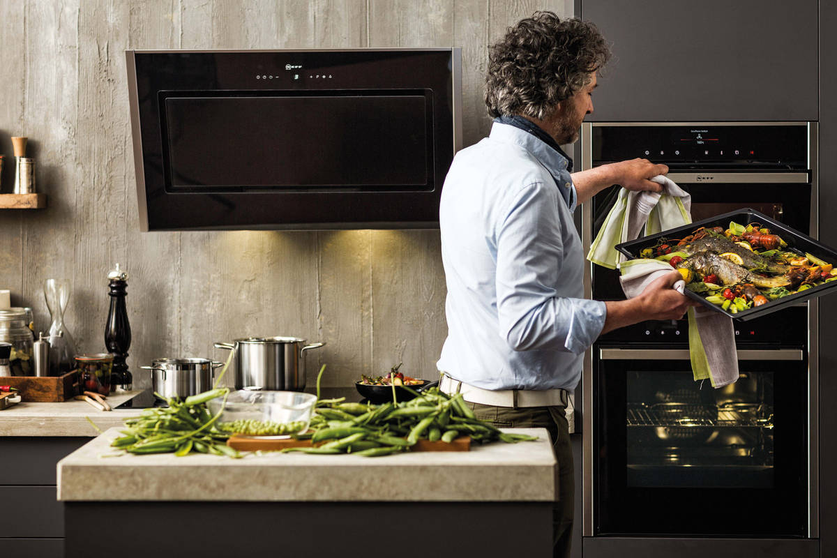 Das «CircoTherm»-Heissluftsystem führt die Hitze schnell und gezielt um die Speisen. So ist eine aromasichere Zubereitung auf bis zu drei Ebenen gleichzeitig möglich. Neff / BSH Hausgeräte AG.