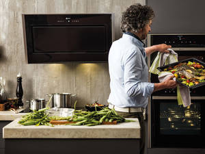 Das «CircoTherm»-Heissluftsystem führt die Hitze schnell und gezielt um die Speisen. So ist eine aromasichere Zubereitung auf bis zu drei Ebenen gleichzeitig möglich. Neff / BSH Hausgeräte AG.