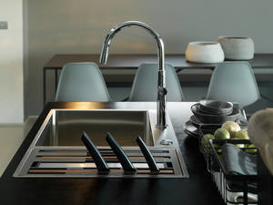 Ordnung muss sein: Im «Box Center» sind Abtropfbecken, Messerblock, Schneidebretter und Geschirr-Abtropfgitter platzsparend im kleineren Becken der Edelstahlspüle verstaut. Franke.