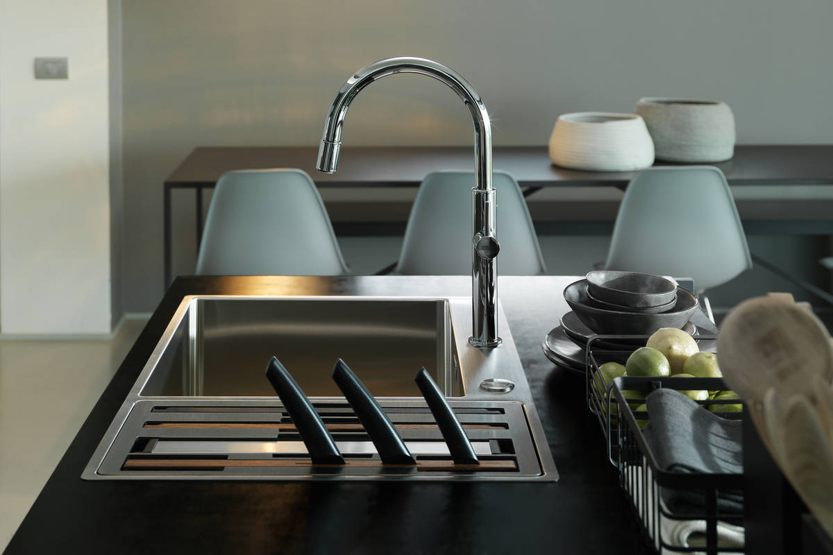 Ordnung muss sein: Im «Box Center» sind Abtropfbecken, Messerblock, Schneidebretter und Geschirr-Abtropfgitter platzsparend im kleineren Becken der Edelstahlspüle verstaut. Franke.