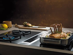 Pflegeleichter Edelstahl, intelligente Technik: Wird der Abzug eingeschaltet, öffnet sich die Klappe automatisch. «Bora Professional 2.0», Merial.