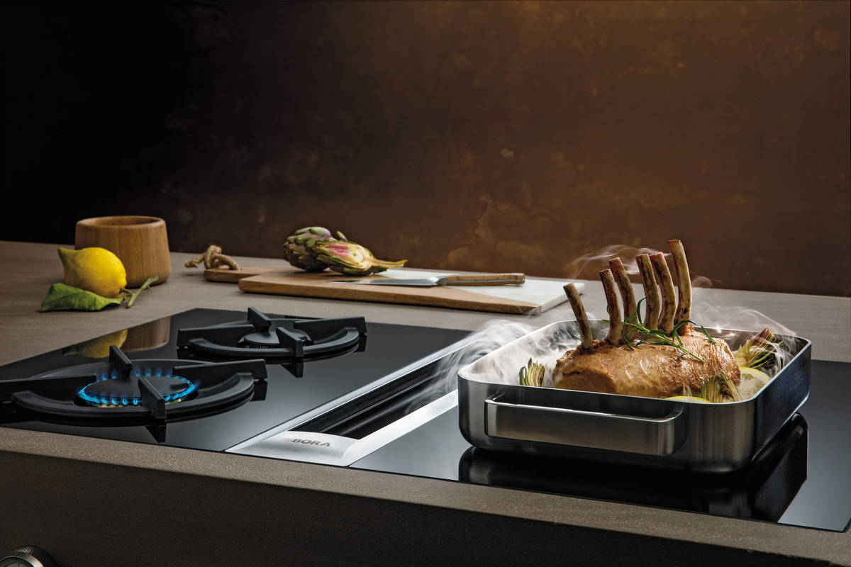 Pflegeleichter Edelstahl, intelligente Technik: Wird der Abzug eingeschaltet, öffnet sich die Klappe automatisch. «Bora Professional 2.0», Merial.