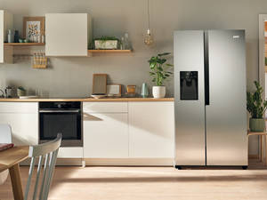 Das freistehende Foodcenter «Sibir FCNW 540 IN» bietet einen Nutzinhalt von 535 Litern und überzeugt mit dem Eiswürfel- und Wasserbereiter. Sibir.