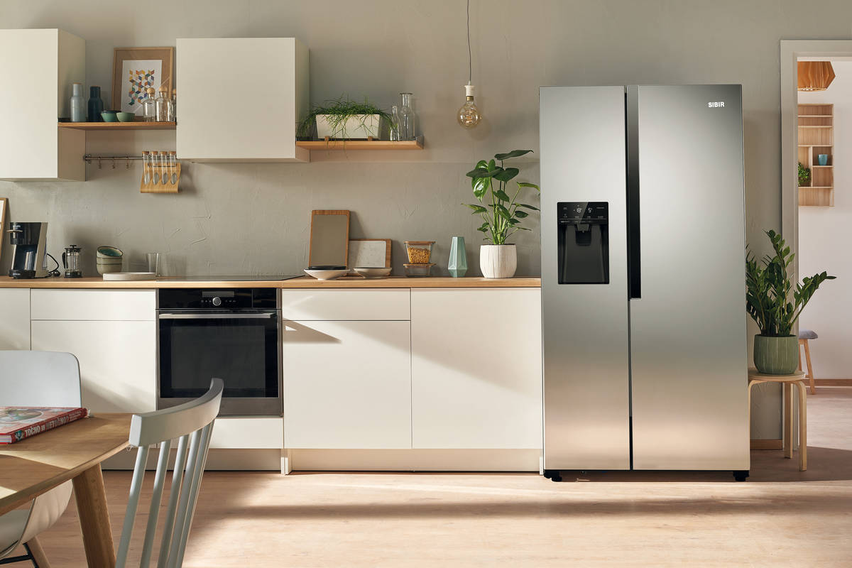 Das freistehende Foodcenter «Sibir FCNW 540 IN» bietet einen Nutzinhalt von 535 Litern und überzeugt mit dem Eiswürfel- und Wasserbereiter. Sibir.