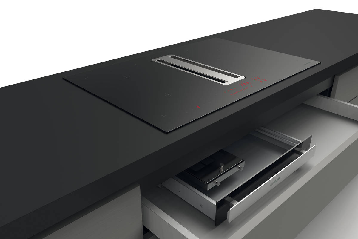 «Flow-In Pro» besteht aus einer kompakten Einheit mit Induktionskochfeld und Abdeckplatte, EBM-Papst-Motor unter dem Kochfeld, Schublade für Kondenswasser und einem Umluftfilter-Element. Silverline.