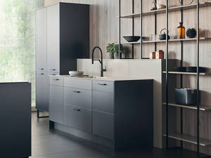 Die Armatur «Gessi Stelo» bringt durch die Pulverbeschichtung in Schwarz matt einen modernen Look an jede Spüle. Suter Inox.