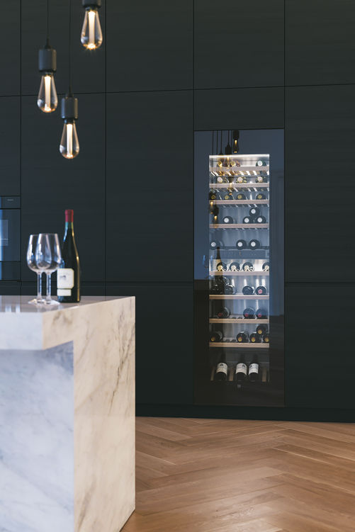 Der Wine Cooler «V6000» kümmert sich um die perfekte Trinktemperatur und bietet über 80 Flaschen Platz. Die Glastür schützt den Wein vor qualitätsmindernden UV-Strahlen. V-Zug.