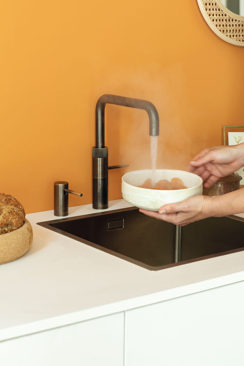 Der Kochend-Wasser-Hahn bekommt eine neue Oberfläche: «Fusion» in Messing Patina verändert langsam die Farbe und wird stellenweise hell- oder dunkelbraun. Quooker.