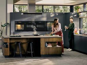 Die Geräte im exklusiv für die Schweiz kreierten «Millennium Design» haben nicht nur optisch etwas zu bieten. Auch das Backen und Dampfgaren gelingt mit der Dosierungshilfe «Steamify» besser. Per Slider die Temperatur wählen, die Dampfdosierung erfolgt automatisch. Electrolux AG.