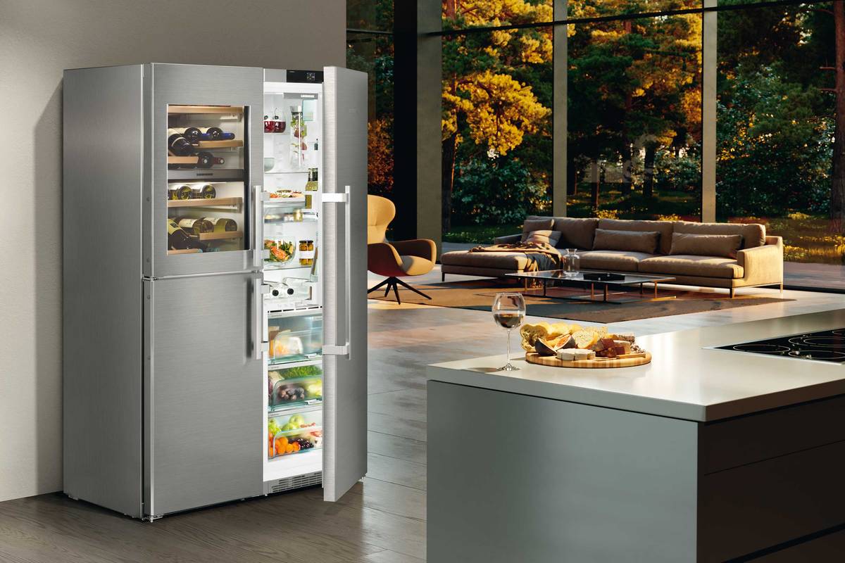 Der «Side-by-Side SBSes-8496« von Liebherr bietet einen Nutzungsinhalt von 645 Litern und einen separaten Weintemperierbereich. In sechs Temperaturzonen findet jedes Lebensmittel optimale Lagerbedingungen und bleibt entsprechend länger frisch. Fors AG.