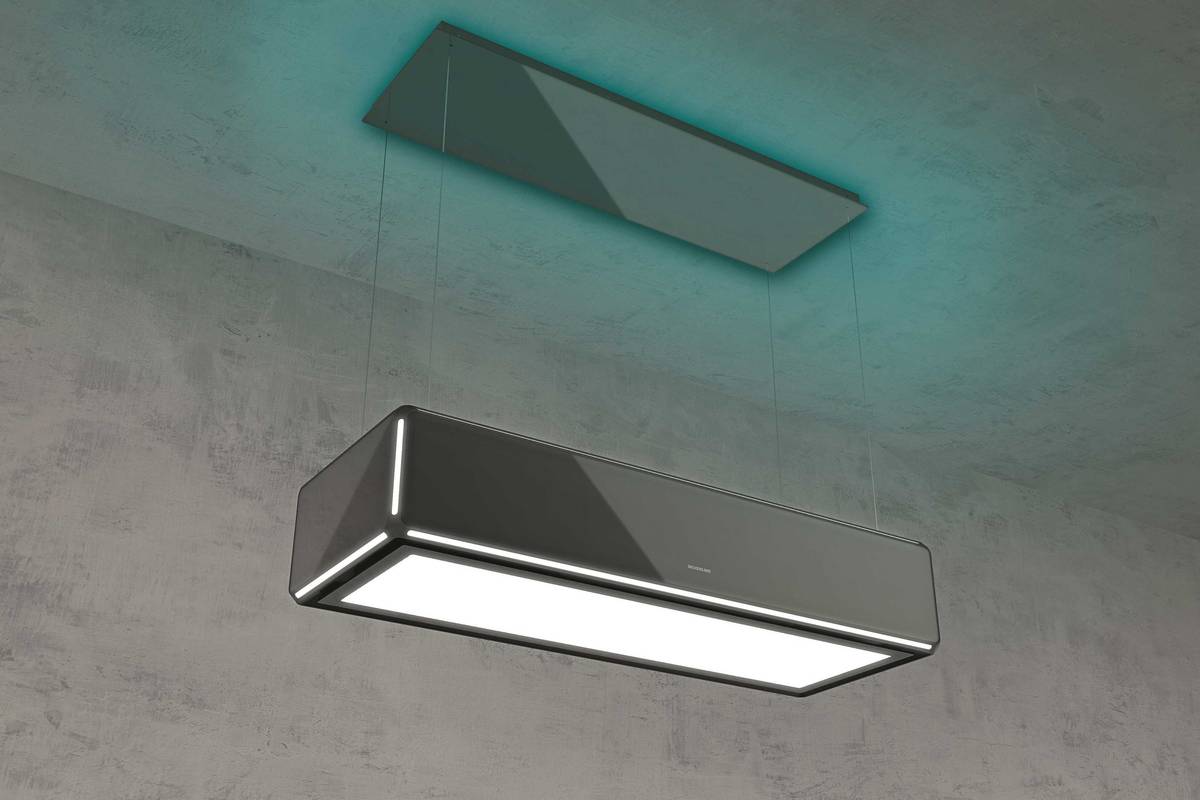 «Light-line» ist eine freihängende, höhenverstellbare Umluft-Deckenhaube. Schnell und effizient sorgt sie für reine Luft über dem Kochfeld und taucht die Szenerie auf Wunsch in farbiges Licht. Silverline AG.