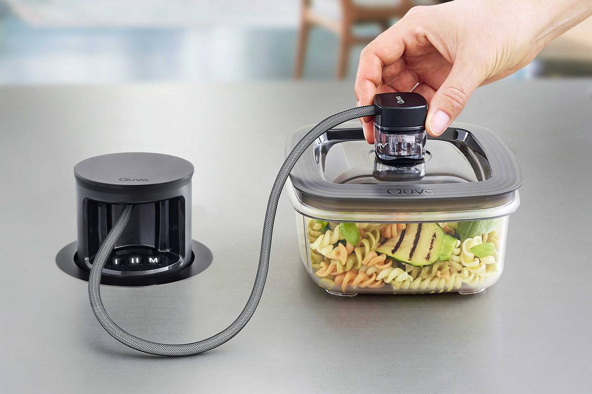 Stets griffbereit: Das versenkt eingebaute Vakuumiergerät erleichtert das Verpacken von Essensresten. «Quva», Suter Inox AG.
