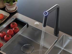 Mit «Kio» setzt KWC die lange Designtradition der Marke fort. Ein Griff genügt zum Einstellen von Temperatur, Menge und Strahl. Der Leuchtring informiert über die Wassertemperatur und laufende Programme. KWC/Franke Water Systems.