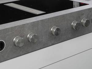 Der Drehknopf ist zurück, kugelgelagert und aus massivem Edelstahl. Je zwei Kochzonen des Induktionsherds können zusammengeschaltet werden. Der Sockellüfter mit flächenbündigem Abdeckgitter ist mittig in die Ceranoberfläche integriert. «Interia Control 2021», ERGE AG.