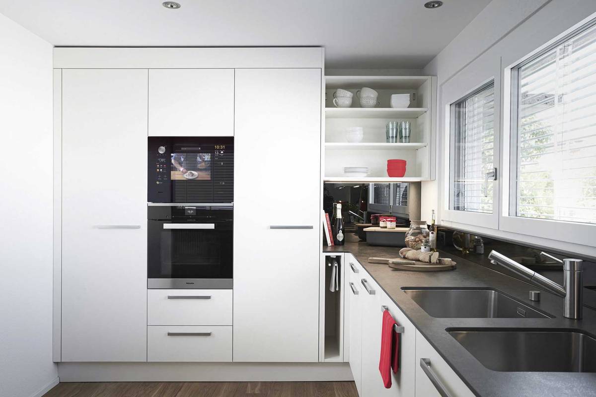 Mit «Küchen Smart» wird die Küchenfront zur digitalen Schaltzentrale: Der interaktive Bildschirm mit Touchscreen steuert Videochat, Rezeptdatenbank und Musikanlage. Veriset AG in Zusammenarbeit mit  Mues-Tec und Orea.