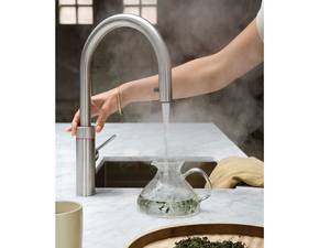 Jederzeit kochend heisses Wasser zur Hand zu haben ist bequem. Noch komfortabler wird das System in Kombination mit «Cube»: Ein Filter reinigt das Wasser und versetzt es bei Bedarf mit Kohlensäure. Quooker.