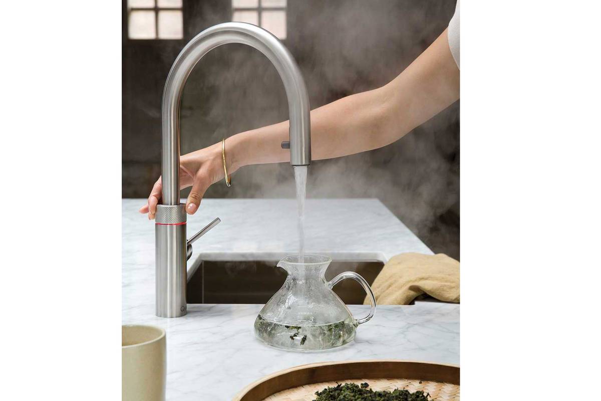 Jederzeit kochend heisses Wasser zur Hand zu haben ist bequem. Noch komfortabler wird das System in Kombination mit «Cube»: Ein Filter reinigt das Wasser und versetzt es bei Bedarf mit Kohlensäure. Quooker.