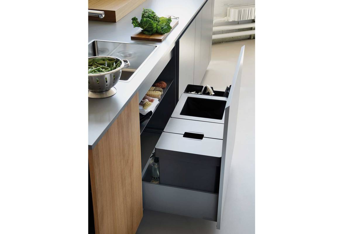 Mal täglich greift man im Schnitt zum Abfalleimer. Schön, wenn er gut zugänglich, einfach zu bedienenund leicht zu reinigen ist. Das modulare System «Oeko universal», durchdacht und nach Wunsch ausgestattet, passt zu allen Standard-Schubladen. Es kann mit dem Kühl-Komposteimer «Freezy Boy» kombiniert werden. Peka-Metall AG.