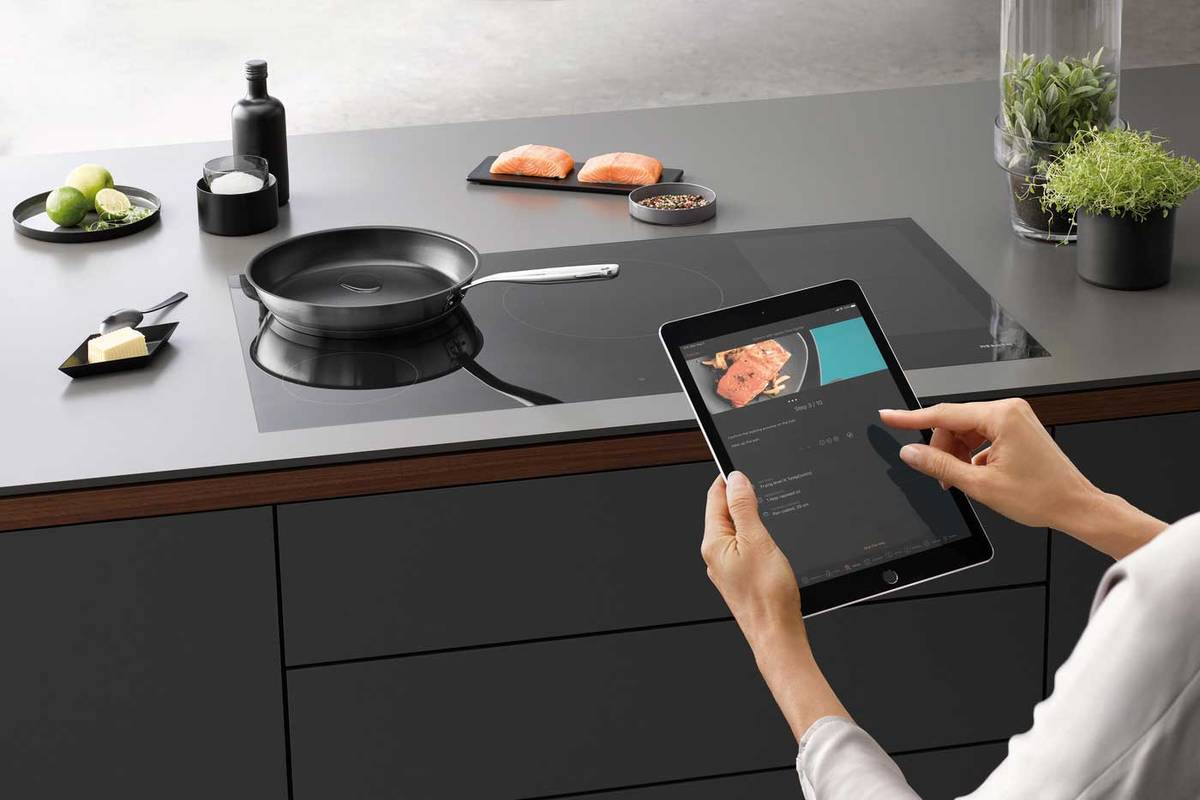 Wie lange braucht das Steak? Wer es nicht im Gefühl hat, kann sich auf «CookAssist» verlassen, eine App zu den neuen Induktionsfeldern von Miele, die Schritt für Schritt beim Kochen hilft. Miele AG.