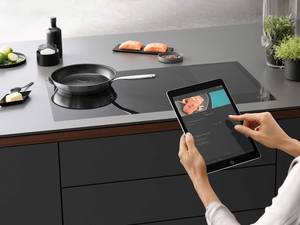 Wie lange braucht das Steak? Wer es nicht im Gefühl hat, kann sich auf «CookAssist» verlassen, eine App zu den neuen Induktionsfeldern von Miele, die Schritt für Schritt beim Kochen hilft. Miele AG.