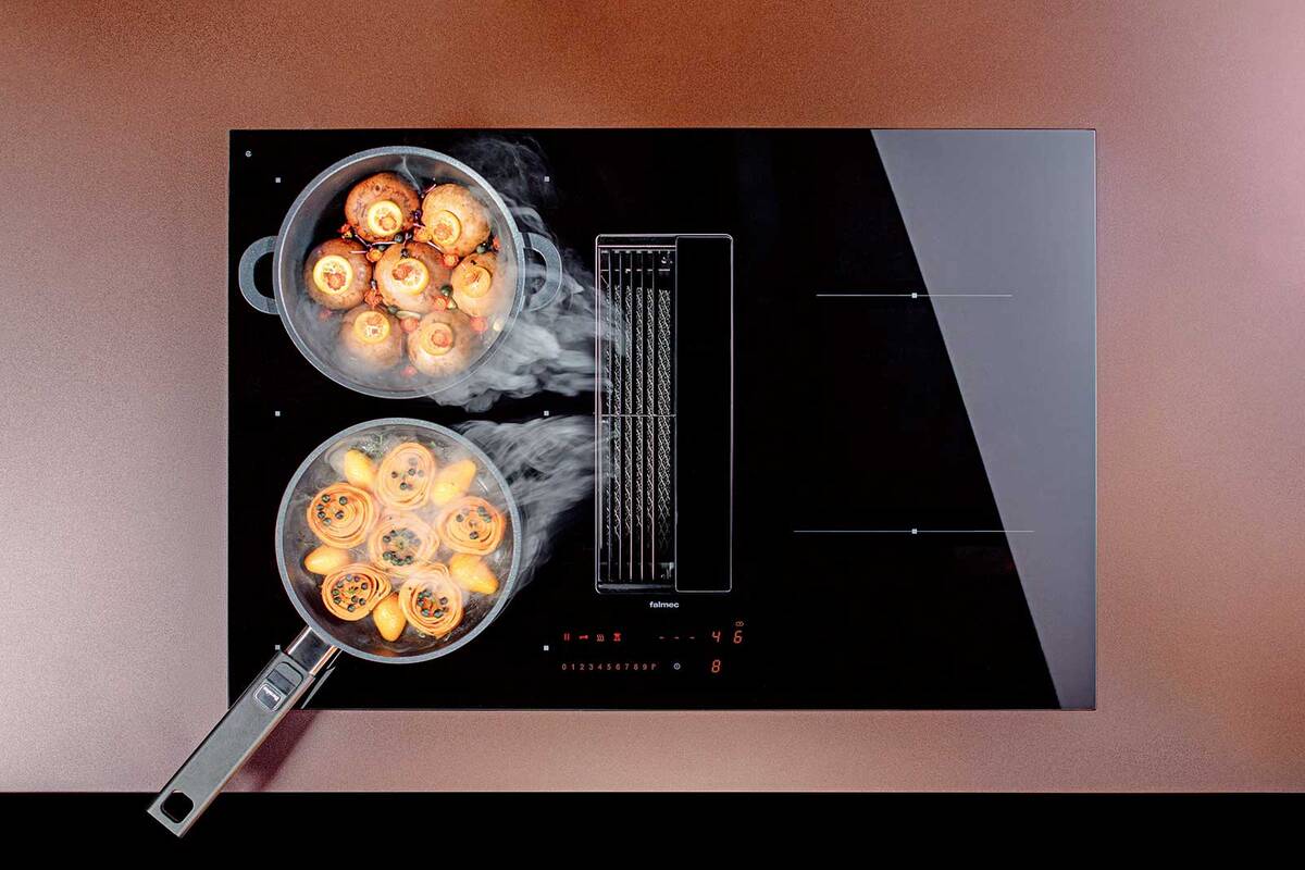 Kochfeld und Abzug vereint: Die Küchenlösung «Zero 76» von Falmec eignet sich hervorragend für kleine Küchen dank ihres ­kompakten Format. Falmec über Fors AG.