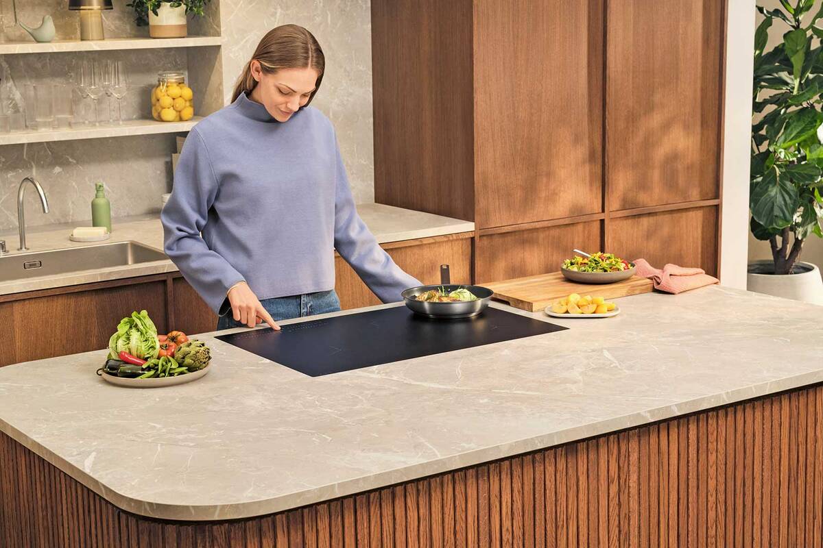 Electrolux neues Induktionskochfeld «SaphirMatt» zeigt eine hohe Resistenz gegen Kratzer und weist Fingerabdrücke sch leicht ab. Verschmutzungen auf der Oberfläche lassen sich schnell entfernen. Electrolux AG.