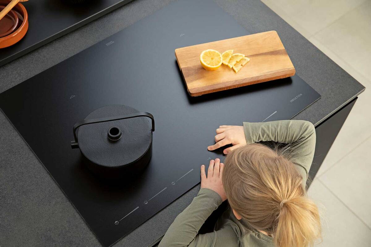 Matte Oberflächen sind der Hingucker in trendigen Küchen. Die Bedienelemente der «CERAN matte line» von Schott sind klar und deutlich ersichtlich und die Oberfläche ist leicht zu reinigen. Schott AG.