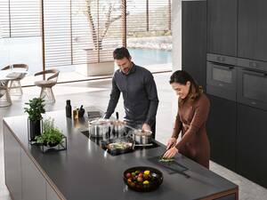 Der Name «Two In One» ist Programm: Der Dunstabzug ist im Induktionskochfeld integriert. Eine gefragte Kombination, ideal für Kochbereiche in offenen Wohnkonzepten. Miele AG Schweiz.