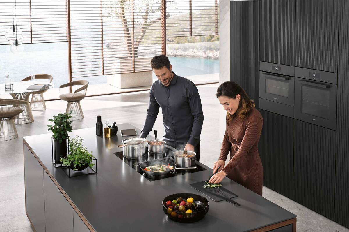 Der Name «Two In One» ist Programm: Der Dunstabzug ist im Induktionskochfeld integriert. Eine gefragte Kombination, ideal für Kochbereiche in offenen Wohnkonzepten. Miele AG Schweiz.