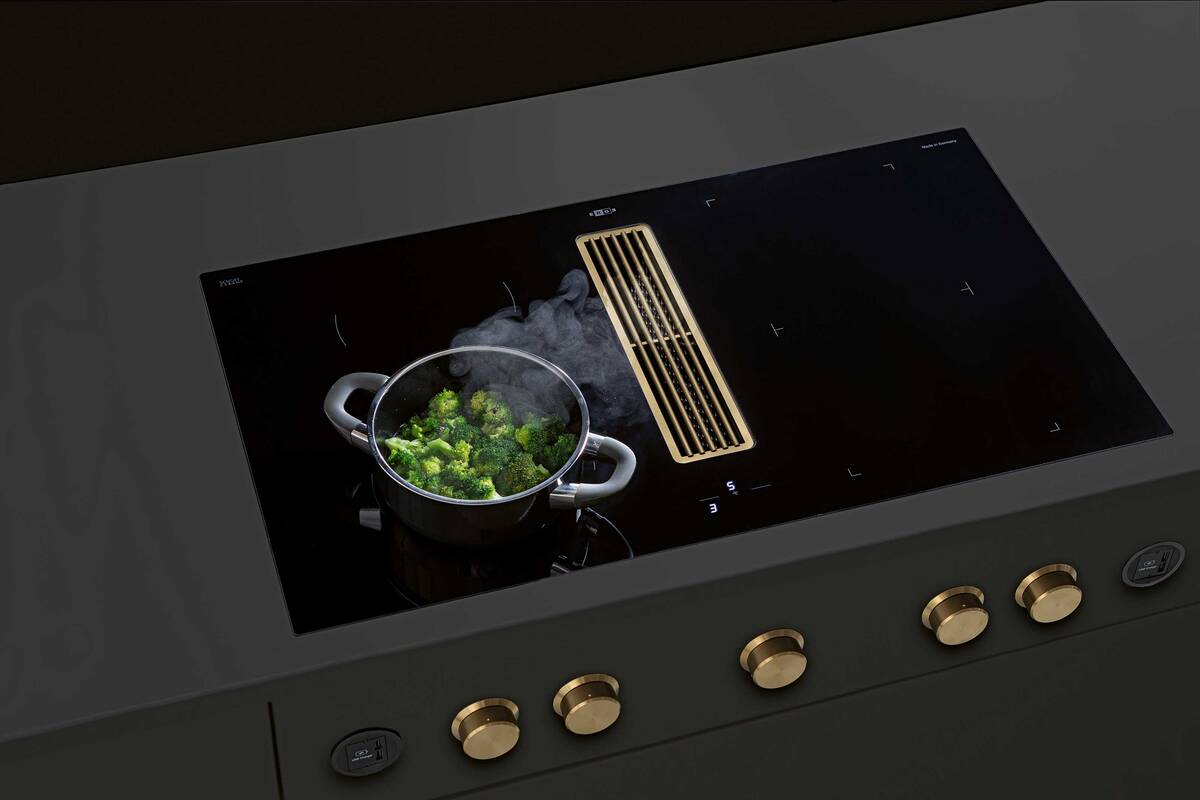Der Drehregler ist zurück: Beim Induktionskochfeld «Interia Control 3.0» aus massivem Edelstahl, neu auch in trendigen Messing-oder Kupferfarben. ERGE Schweiz AG.