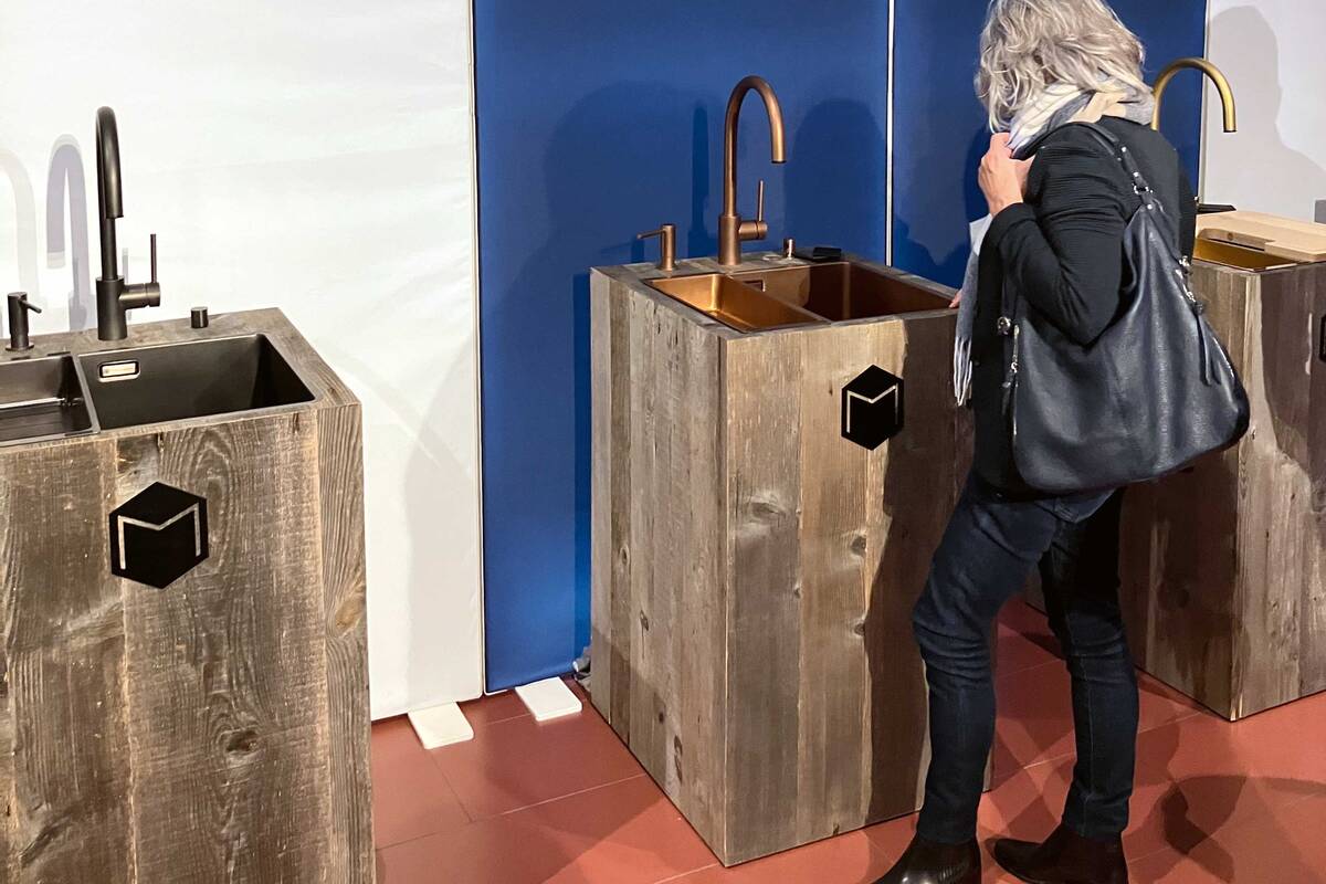 Am Tag der Küchenneuheiten in Safenwil wurde der Fachwelt «Elegante», ein flächenbündiges neues Edelstahlbecken, präsentiert. Morath AG.