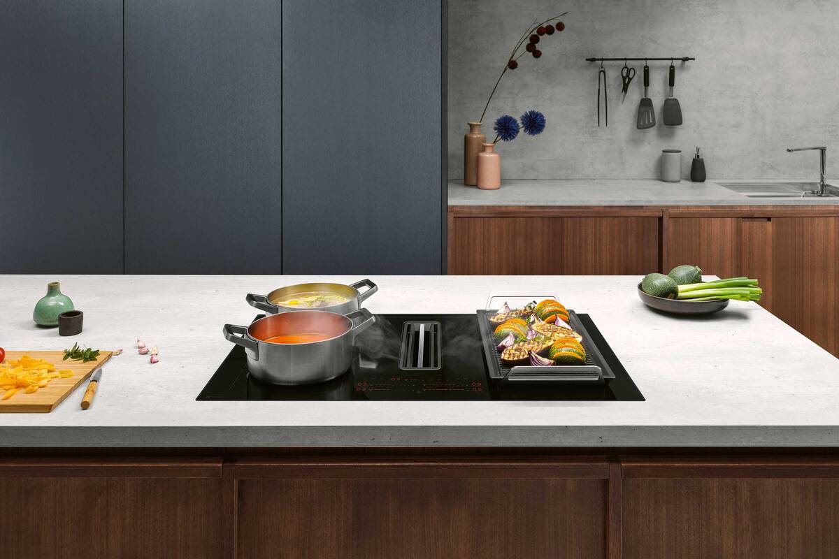 Das Induktionskochfeld «ComboFlex» mit integriertem Dunstabzug bietet maximale Flexibilität beim Kochen. Die vier Kochzonen lassen sich je nach Bedarf verbinden. Electrolux AG.