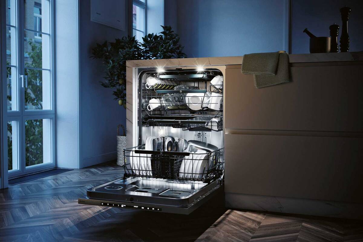 Die neueste Generation der Geschirrspüler «Style» von Asko haben einen Wärmetauscher, der kaltes Leitungswasser durch seine Betriebstemperatur erwärmt. Und der Geschirrspüler beseitigt Bakterien und Viren mit UV-Licht statt hohen Temperaturen. Fors AG/SA.
