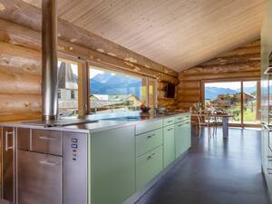 Nicht nur in Alphütten beliebt: Der Zentralheizungsherd in dieser Stahlküche dient gleichzeitig zum Kochen und zum Heizen. Tiba AG.