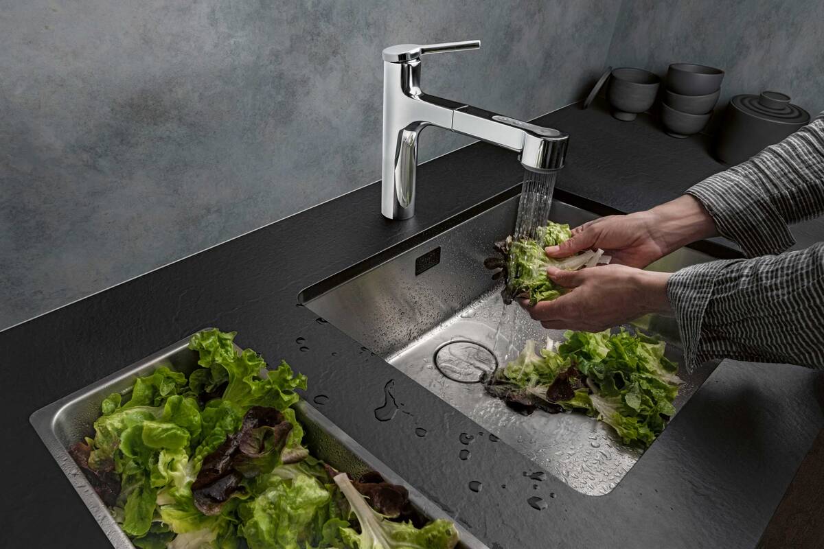 Auch etwas so Selbstverständliches wie ein Ablauf kann immer noch verbessert werden. Der verdeckte Ablauf «Desino», flächenbündig mit dem Beckenboden, sammelt Abfälle unsichtbar und lässt sich einfach reinigen. Drei Bedienvarianten stehen zur Wahl: klassisch per Zugknopf, mit «TouchFlow» und mit «eFlow». Bei der letzten Variante wird der Wasserstand sensorgesteuert überwacht, das Becken braucht keinen Überlauf mehr und ist so schnell gereinigt. Suter Inox AG.