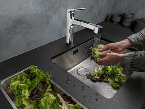 Auch etwas so Selbstverständliches wie ein Ablauf kann immer noch verbessert werden. Der verdeckte Ablauf «Desino», flächenbündig mit dem Beckenboden, sammelt Abfälle unsichtbar und lässt sich einfach reinigen. Drei Bedienvarianten stehen zur Wahl: klassisch per Zugknopf, mit «TouchFlow» und mit «eFlow». Bei der letzten Variante wird der Wasserstand sensorgesteuert überwacht, das Becken braucht keinen Überlauf mehr und ist so schnell gereinigt. Suter Inox AG.