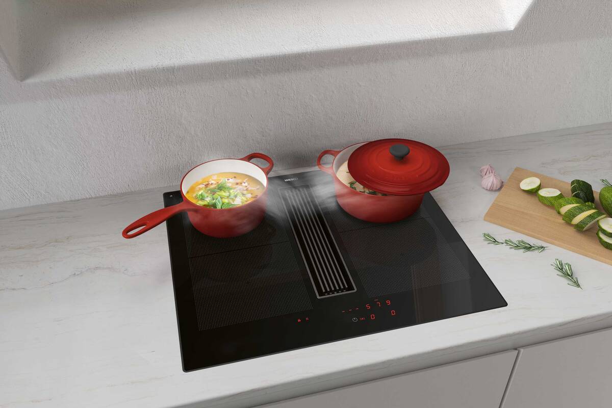 «Piana Compact» kombiniert ein leistungsstarkes Induktionsfeld mit einem effizienten Dunstabzug und passt mit einer Breite von nur 60 Zentimeter auch in kleine Küchen. Wesco AG.