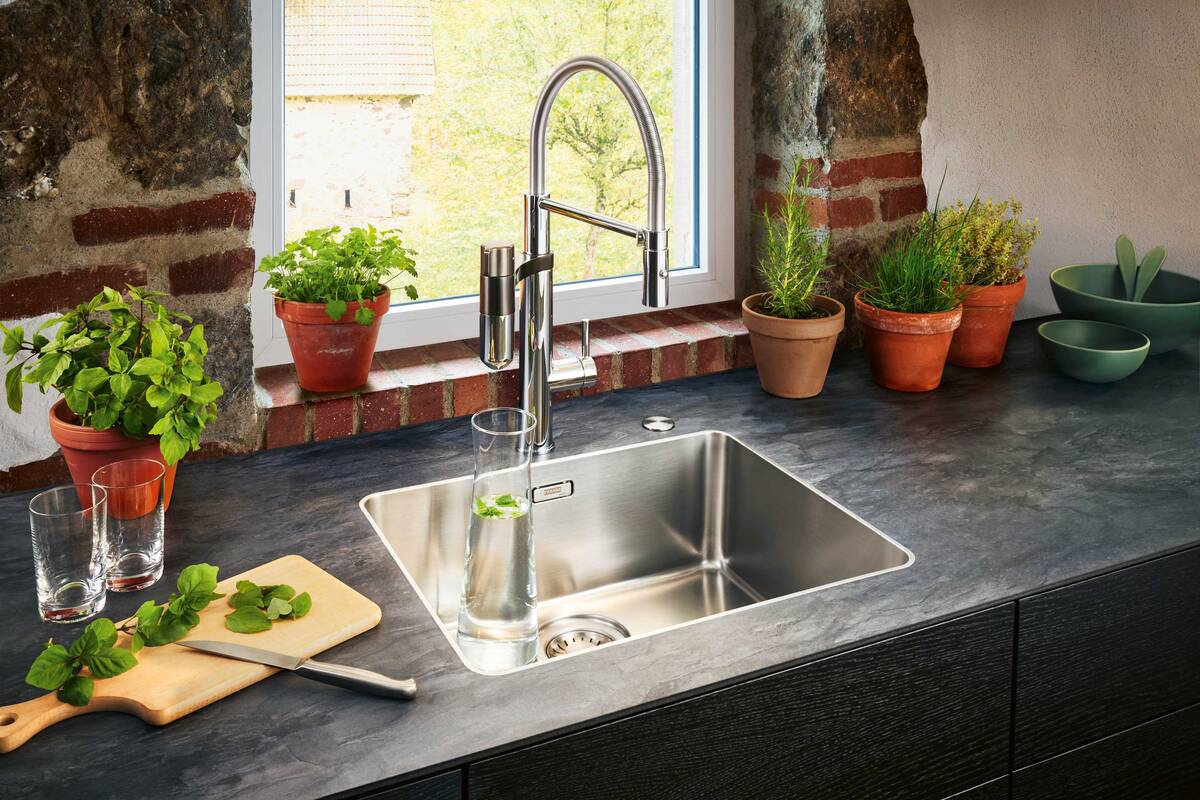 Reines Trinkwasser: In der Armatur «Vital» hält eine Aktivkohle-Filtertechnologie mit patentierter Membran am Auslauf Verunreinigungen wie Mikroplastik, Rost und Medikamentenrückstände zurück. Unangenehme Gerüche werden neutralisiert, wertvolle Mineralien wie Magnesium und Kalzium bleiben erhalten. Franke Küchentechnik AG.