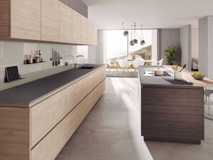 Die fugenlose Küchenrückwand aus glasiertem Titanstahl ist robust, hygienisch und ausserdem magnetisch. Messerleisten, Ablagen für Gewürze, Handy oder Tablet finden sicheren Halt an der Wand. In 61 Farben erhältlich. Wilhelm Schmidlin AG.