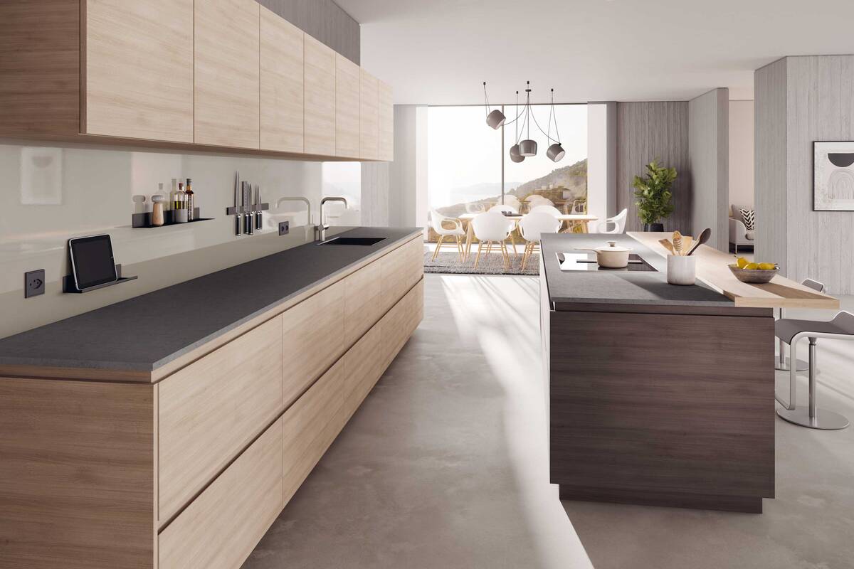 Die fugenlose Küchenrückwand aus glasiertem Titanstahl ist robust, hygienisch und ausserdem magnetisch. Messerleisten, Ablagen für Gewürze, Handy oder Tablet finden sicheren Halt an der Wand. In 61 Farben erhältlich. Wilhelm Schmidlin AG.