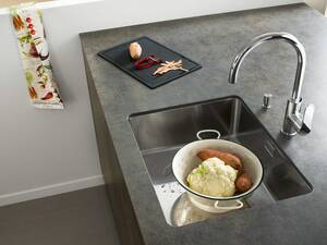 Armatur «Laurin» mit schwenkbarem Auslauf und handlichem Griff überzeugt auch in Bezug aufs Energie- und Wassersparen: Der Bedienhebel mit «Eco+»-Funktion steht bei mittiger Grundstellung auf Kaltwasser. Laufen Schweiz AG.