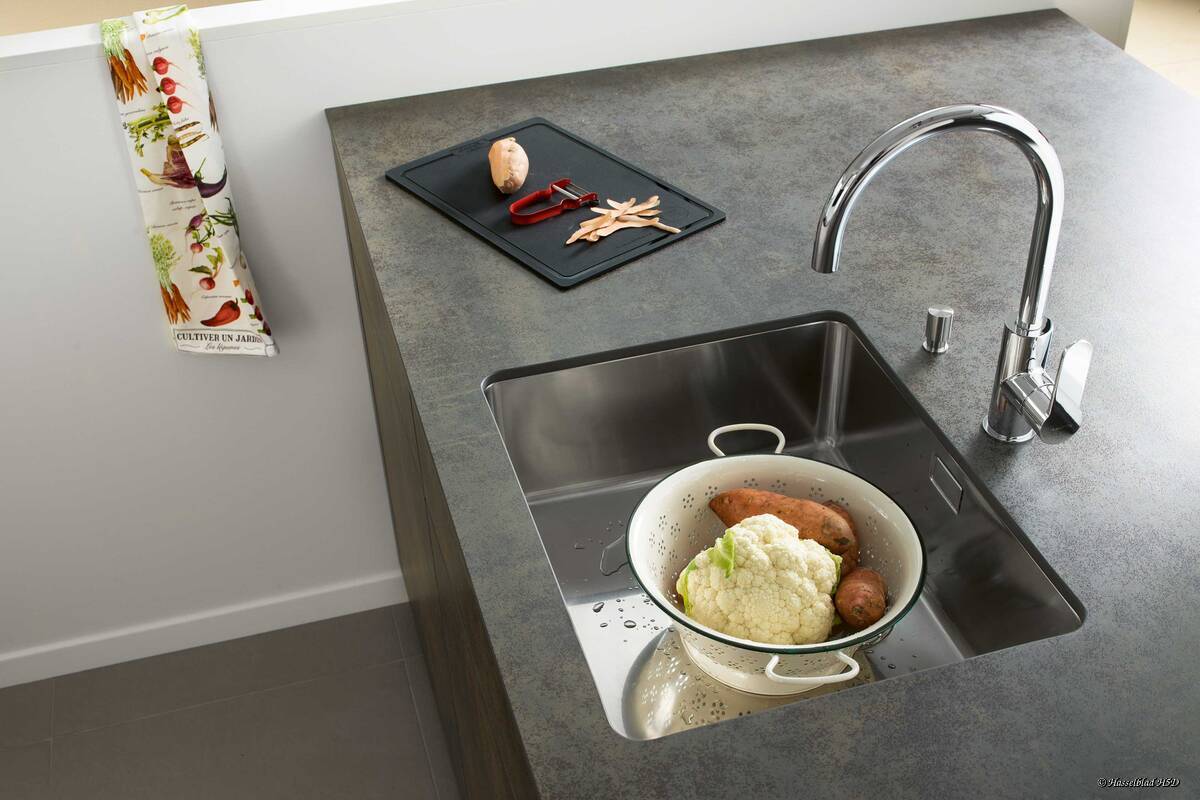 Armatur «Laurin» mit schwenkbarem Auslauf und handlichem Griff überzeugt auch in Bezug aufs Energie- und Wassersparen: Der Bedienhebel mit «Eco+»-Funktion steht bei mittiger Grundstellung auf Kaltwasser. Laufen Schweiz AG.