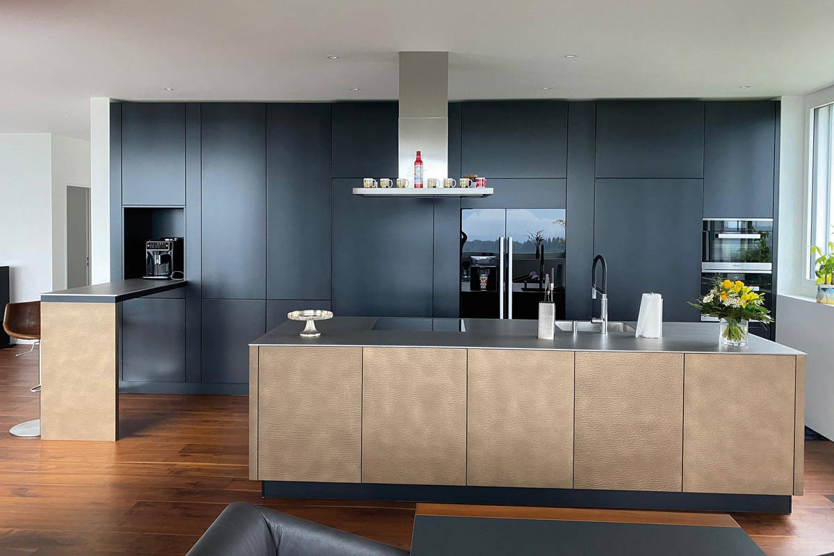 Unikate: Für die Fronten der Insel wurde eine Metalloberfläche gewählt, die gewalzt und lackiert wurden. Alles wurde von Hand gemacht. R-Küchen AG.