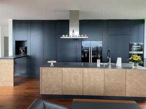 Unikate: Für die Fronten der Insel wurde eine Metalloberfläche gewählt, die gewalzt und lackiert wurden. Alles wurde von Hand gemacht. R-Küchen AG.