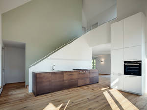 Individualität spielt bei Argolite eine grosse Rolle. Jede Platte ist ein Unikat. Die Hochschränke sind in weissem Uni-Dekor 306, der Rüst-Bereich erhielt die samtige Anti-Fingerprint Oberflächenstruktur «TS tectr». Argolite.