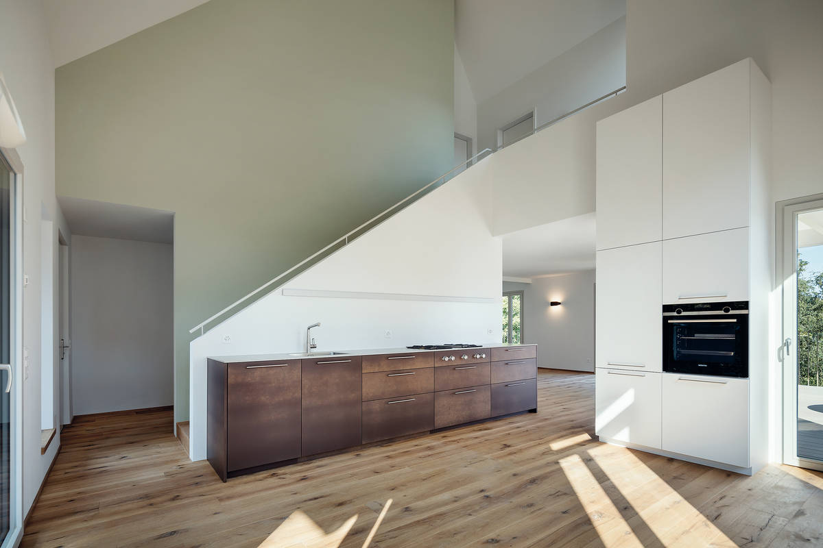 Individualität spielt bei Argolite eine grosse Rolle. Jede Platte ist ein Unikat. Die Hochschränke sind in weissem Uni-Dekor 306, der Rüst-Bereich erhielt die samtige Anti-Fingerprint Oberflächenstruktur «TS tectr». Argolite.